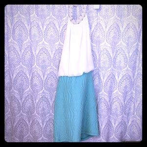 Short dress, with a tie at the neck